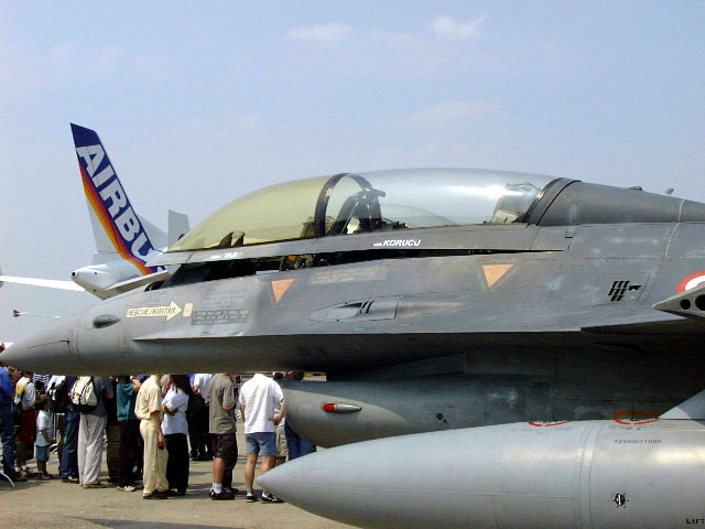 General Dynamics F-16b